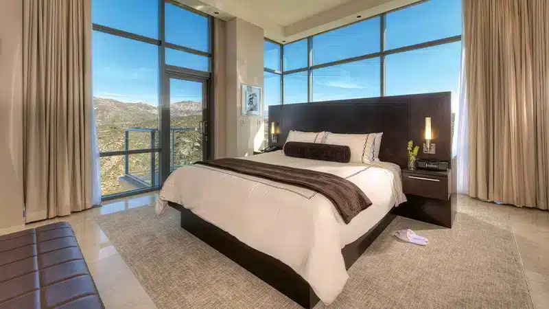 Hotel-Luxury-Suite-2025.webp